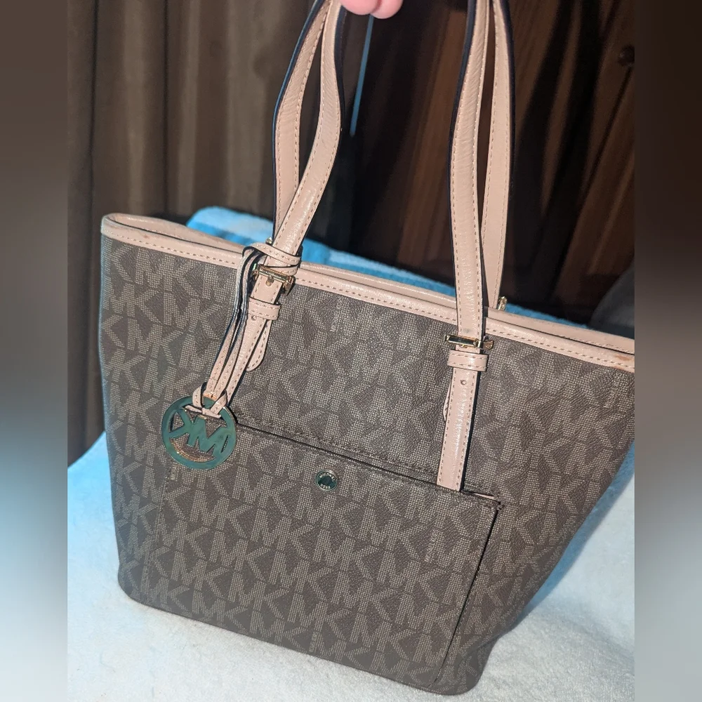 Michael Kors jet set tote bag. - Picture 3 of 15